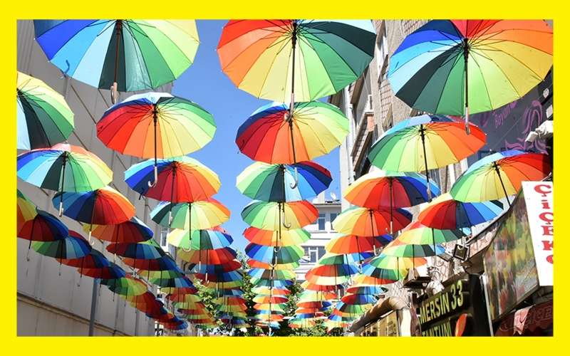 Çorlu Belediyesi, Yaya Yolunu Şemsiyelerle Renklendirdi