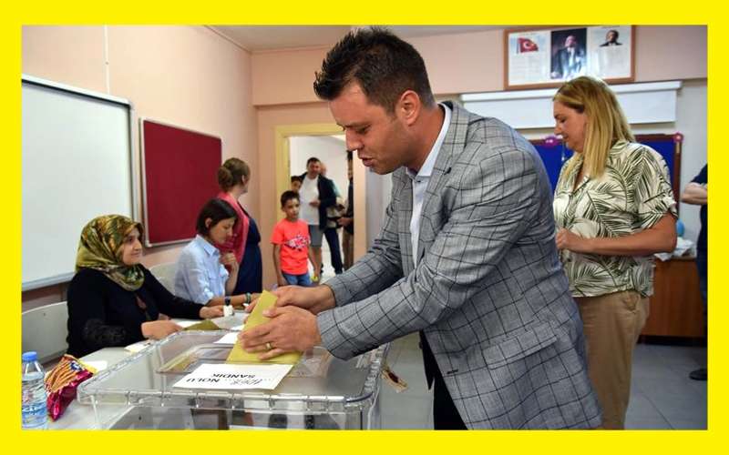 Belediye Başkanı Sarıkurt, Eşi ve Çocuklarıyla Oy Kullandı