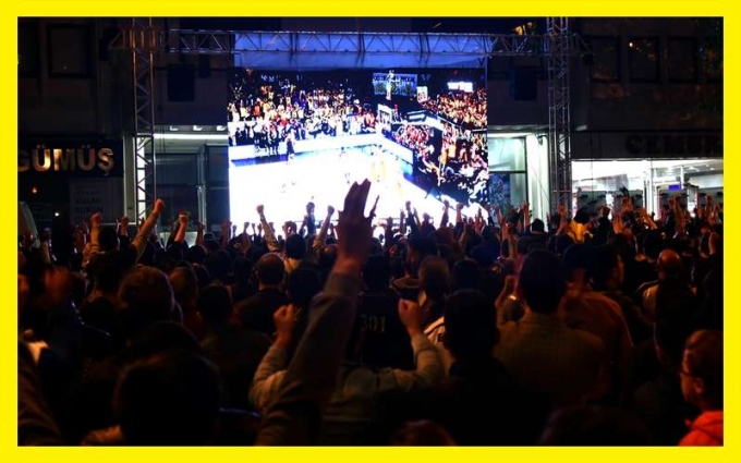 Fenerbahçe Basketbol Takımı'nın Zaferini Dev Ekranda İzlediler